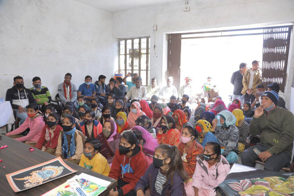 Large training-session audience, Kishangarh-style painting programme, Ralawata
