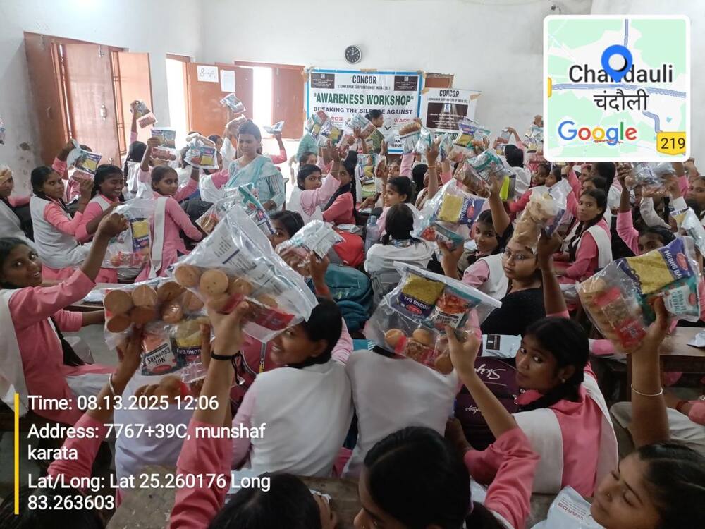 Girls holding nutrition kits, Munshaf Karauta, Chandauli