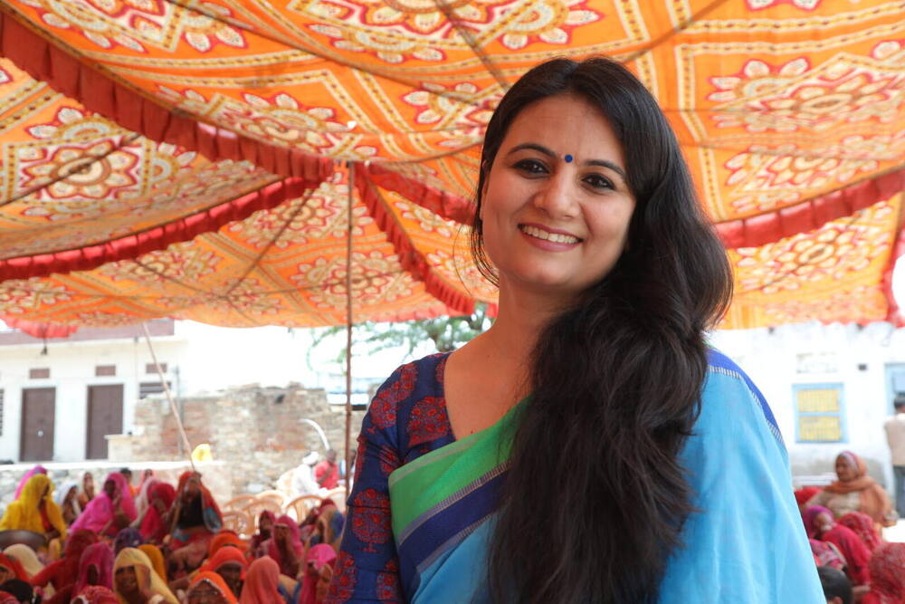 Dr. Shweta Laddha with the crowd under the shamiana, Bawdi Mohalla