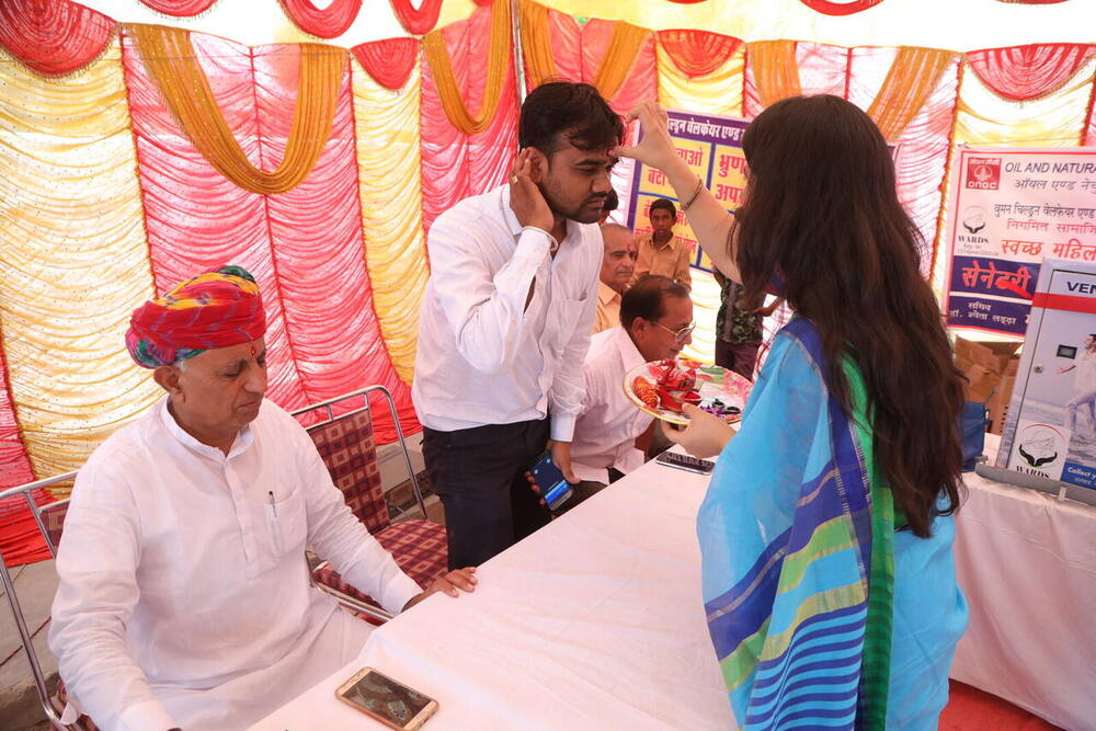 Dr. Shweta Laddha exchanging flowers with attending officials, Bawdi Mohalla