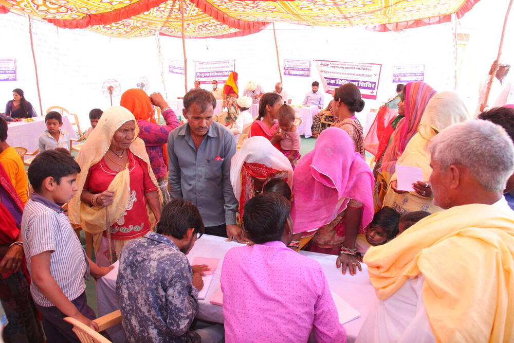 Dr. Shweta Laddha with microphone, Ramner ki Dhani camp