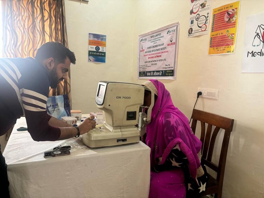 Free eye examination at Sanjeevani clinic, Ralawata